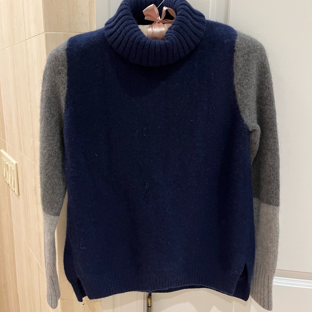 Neiman Marcus 100% cashmere sweater size S